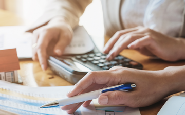 jovens-empresarias-discutir-a-estrategia-de-graficos-e-plano-financeiro