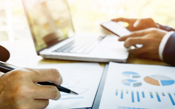 processo-de-trabalho-em-equipe-equipe-de-jovens-gerentes-de-negocios-trabalhando-com-um-novo-projeto-de-inicializacao-labtop-na-mesa-de-madeira-teclado-de-digitacao-mensagem-de-texto-analise-planos-de-graficos